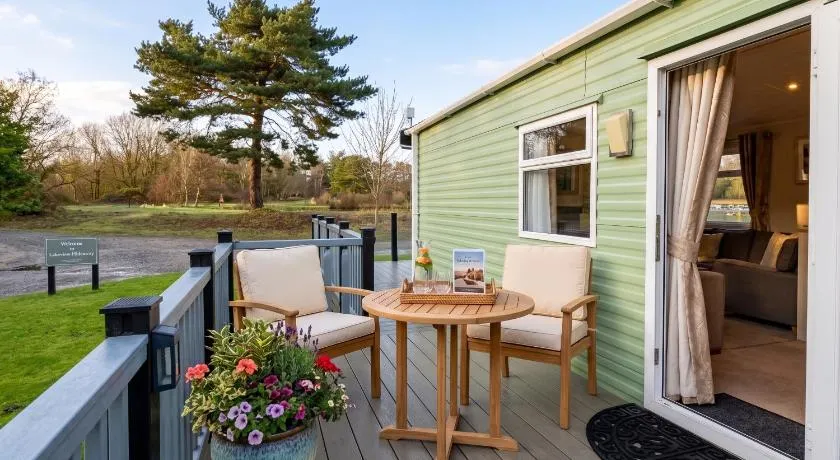2 Bedroom Lakeview Lodge - Ensuite & Balcony Deck - Image 1