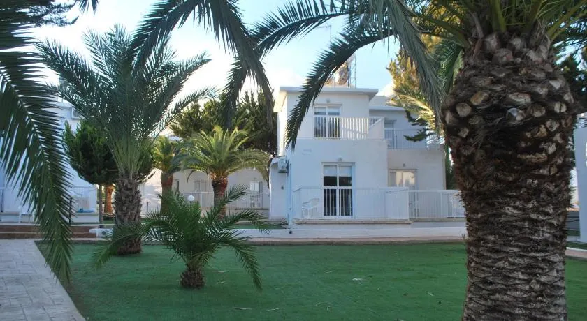 Flisvos Beach Apartments - Image 1