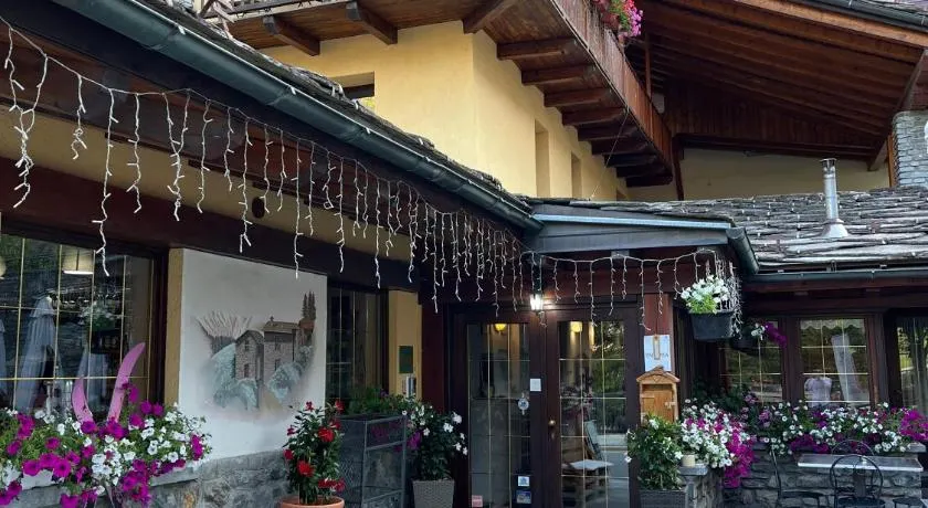 Hotel Coeur Du Village - Image 1