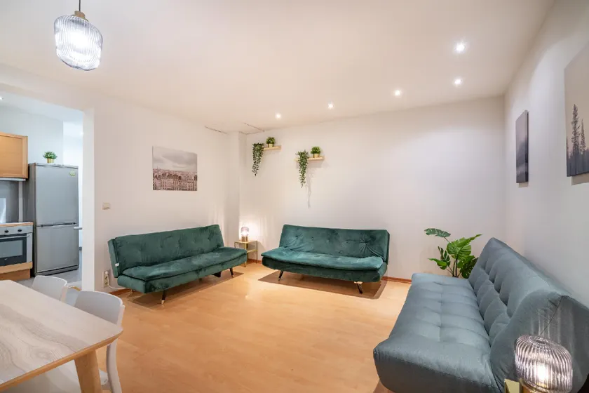 Lively City Getaway for 10 Near Meir - Image 1