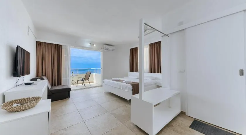 MonteCasa Seaview Rooms - Image 1