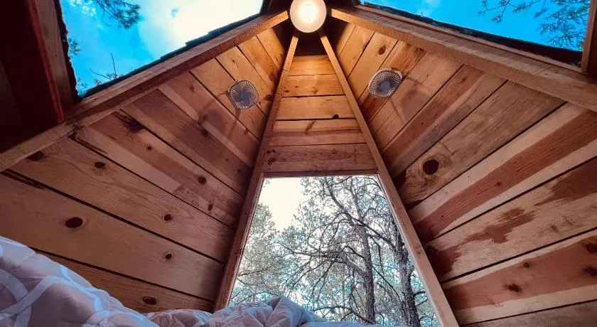 Pequeña cabaña mágica con chimenea interior - Image 1