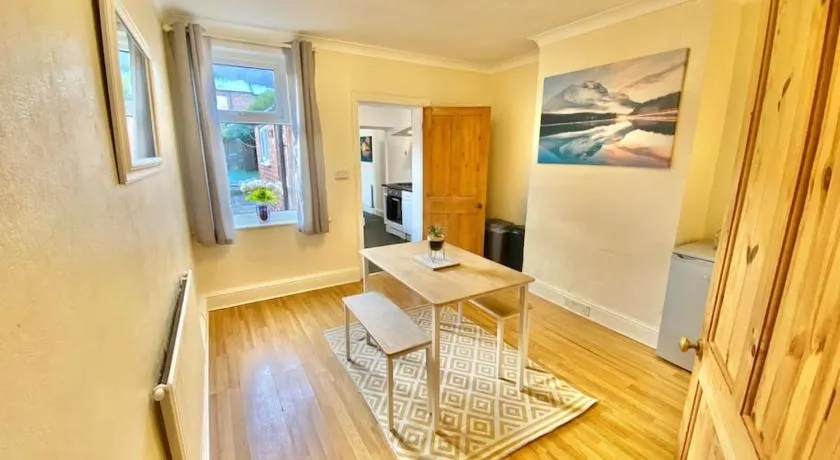 EasyRest House 2 Grantham - 6 Beds & Free Parking - Easy Location - Access to A1, Town Centre & Shops - Image 1