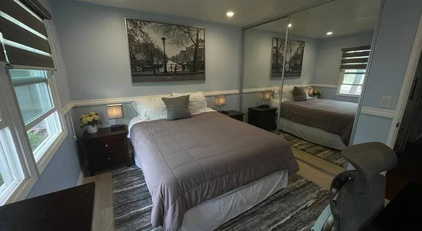 Adorable Room in the House with Peacefull Backyard - Image 1