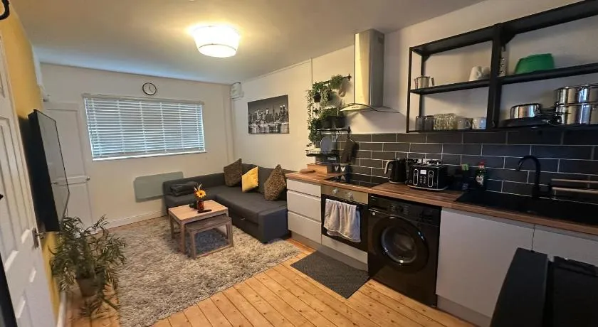1a Woodlands Edge - Image 1