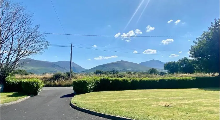 2 Bed Flat - Sleeps 4 - Garden - Parking - Wifi - Image 1