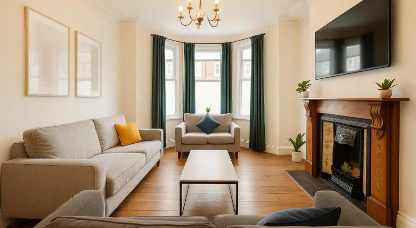 Large CityCentre Townhouse & Hot Tub, Pool Table and Offroad Parking - Image 1