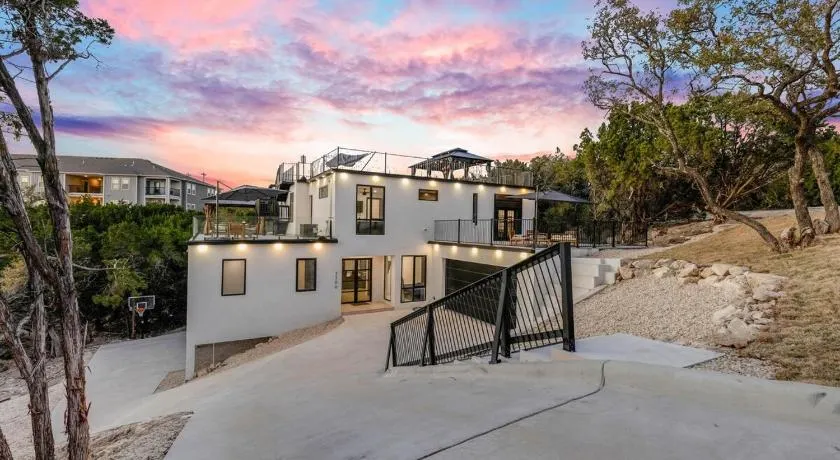 Lake House In Lago Vista-Lake Travis - Image 1