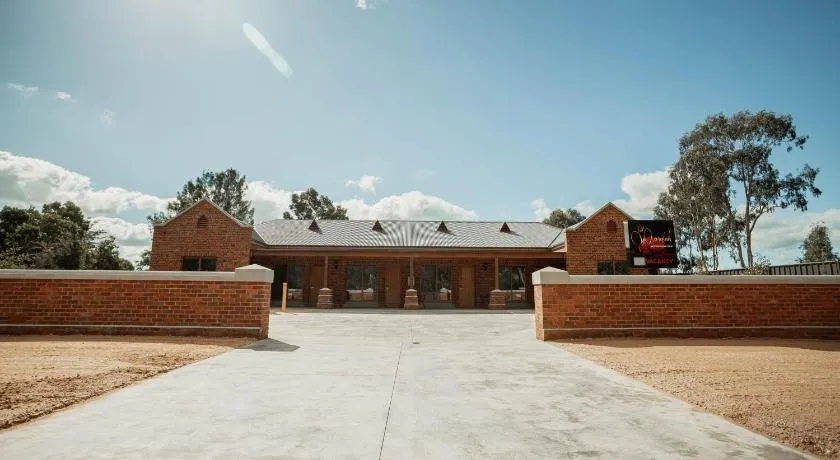 Red Waratah Accommodation - Image 1