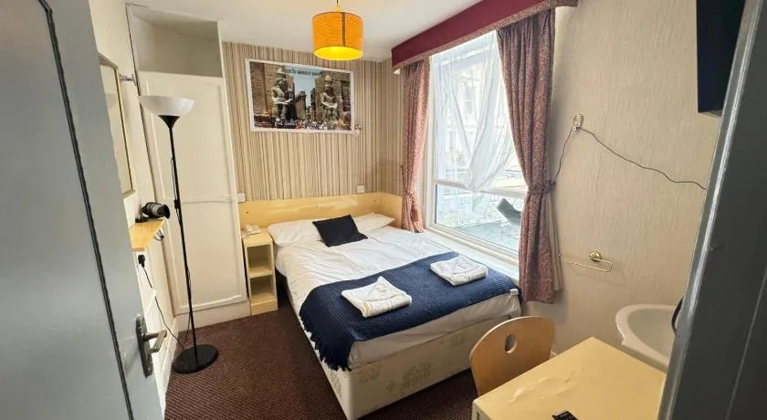 Warwick Road Rooms - Image 1