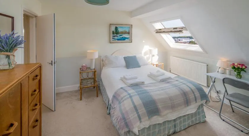 3 BR Central Cowes, Sleeps 8, Sea Views, free parking, ferry voucher LONG TERM DEALS AVAILABLE - Image 1