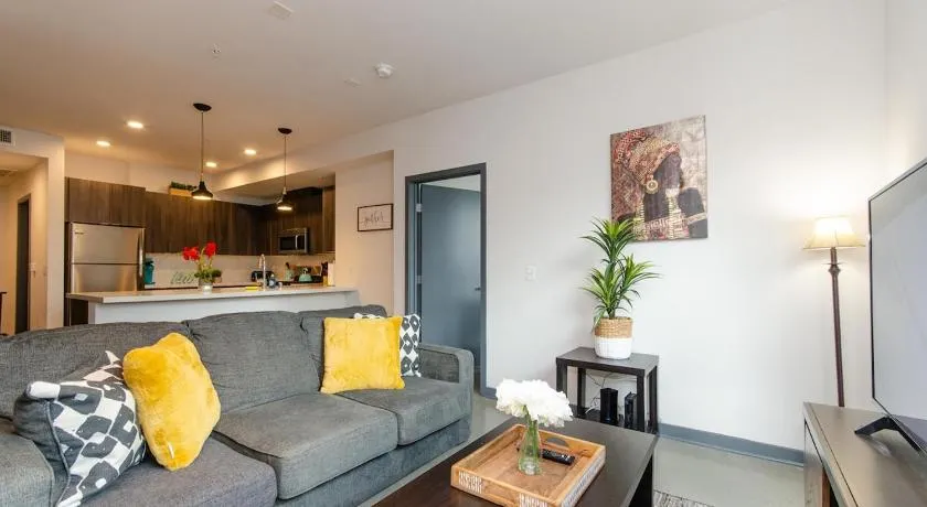 Adorable 2bed Apt Balcony & Rooftop Pool D - Image 1