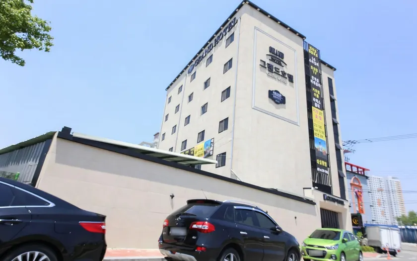 Wanju Grand Hotel - Image 1