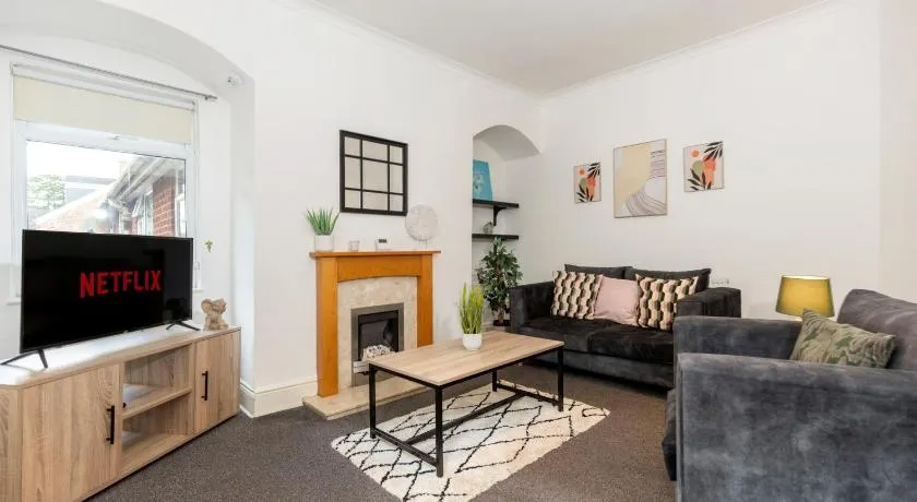 Charming and comfortable property by Our Home Short Stays very spacious with super fast WiFi close to the Metro Centre and Newcastle City Centre - Image 1