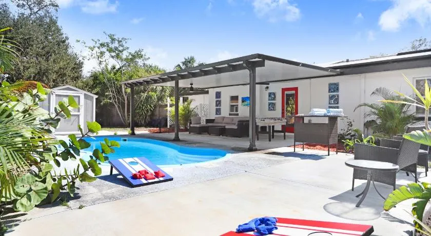Tropical Pool Oasis Minutes From Tampa Bay Beaches - Image 1