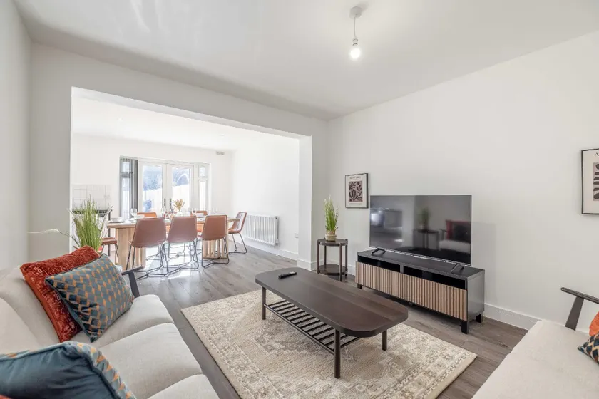 Chic and Comfy 4 Bedroom Stay Baylis Road - Image 1