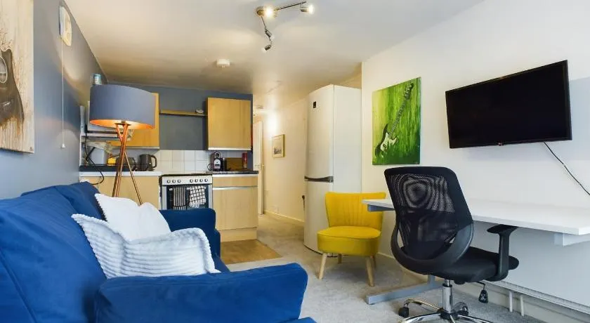 Lovely 1 bedroom apartment with parking - Image 1