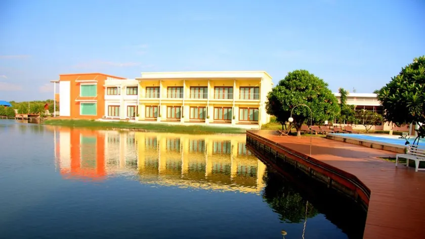 Baan Talay See Cream Resort - Image 1