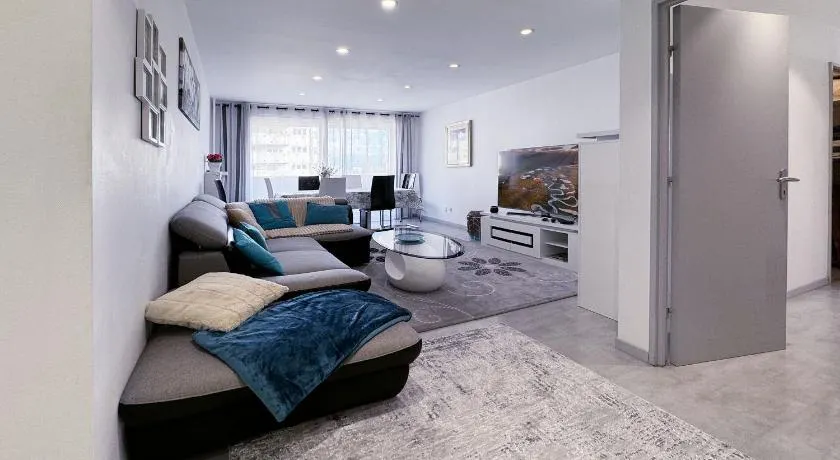Chez Vélia Grand 4 pièces, parking privé et emplacement idéal - Image 1