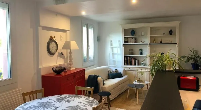 Appartement Hôpital en duplex avec parking et jardinet - Image 1