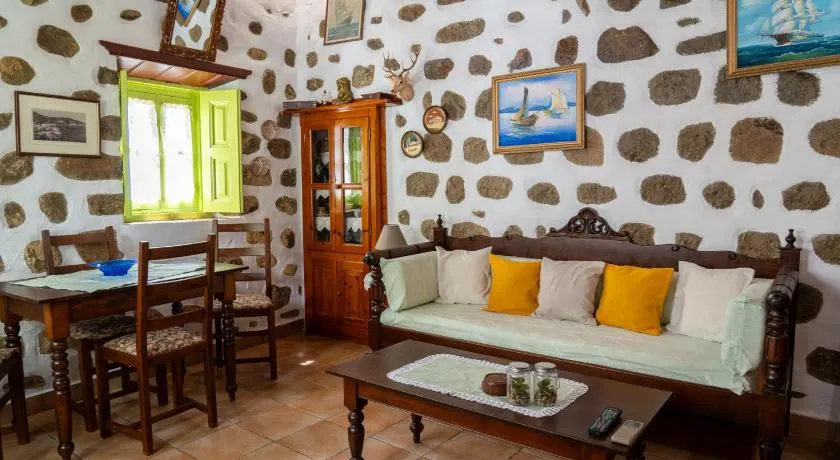 Vintage White House Patmos - Image 1