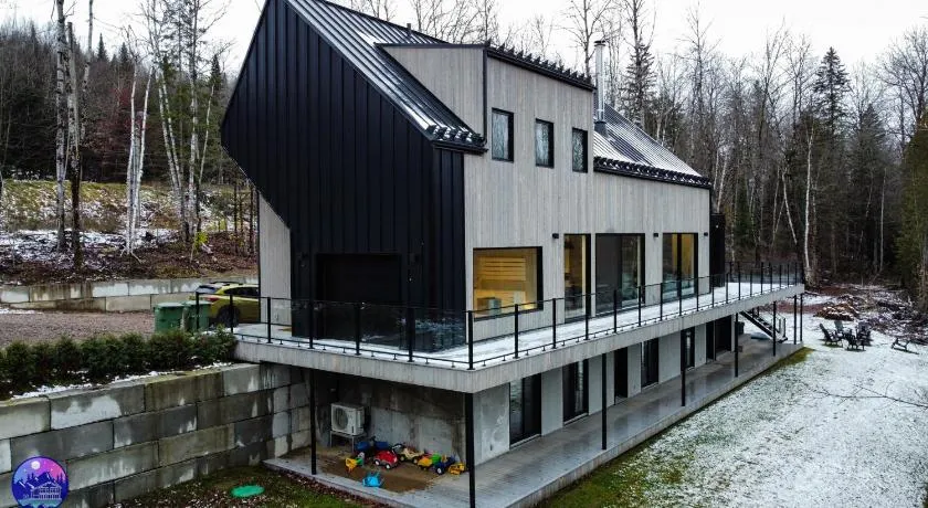Chalet Flodhaus- Bord Rivière St-Maurice (navigable) / SPA /SAUNA - Chalets Galaxia - Image 1