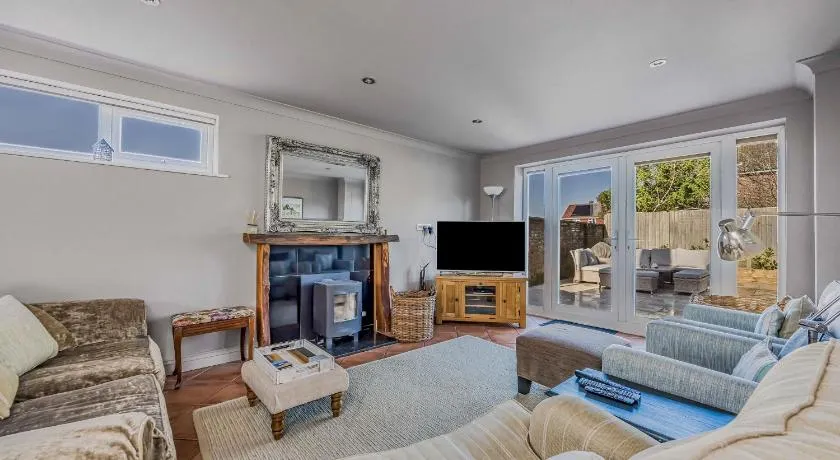 Gorgeous Bosham Family Home w Garden - Pass the Keys - Image 1