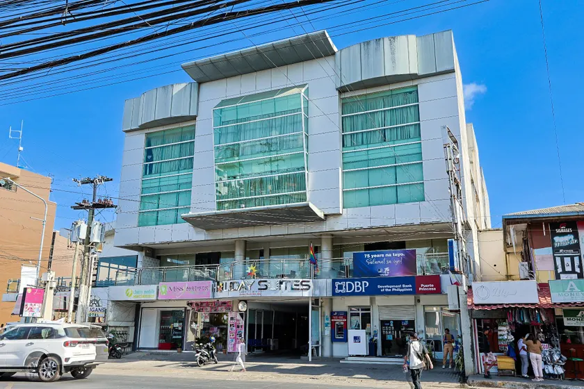 Holiday Suites Business District - formerly Empire Suites Hotel - Image 1