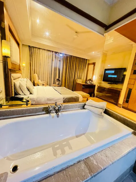 Hotel The Luxotic Suites, Gurgaon - Bathtub Rooms - Image 1