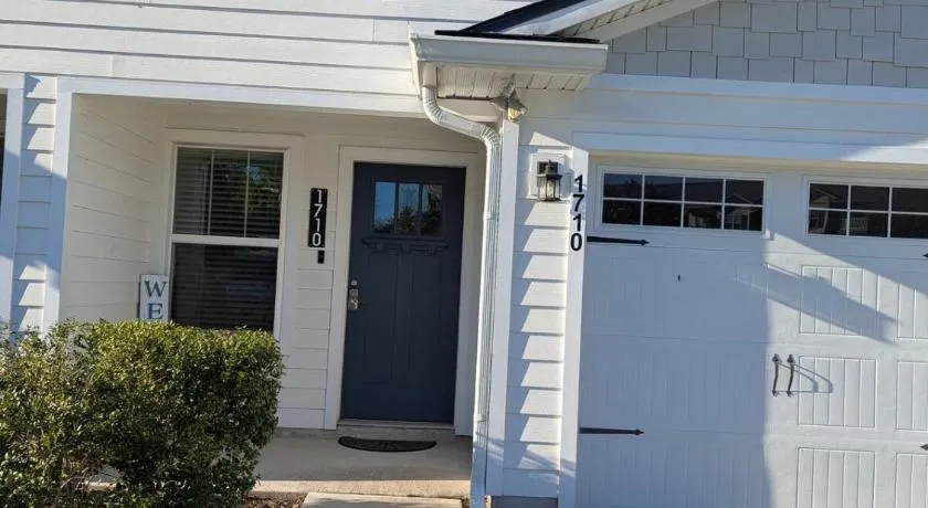 Beautiful, spacious 3 BR 2 and a half Bath Townhome - Image 1