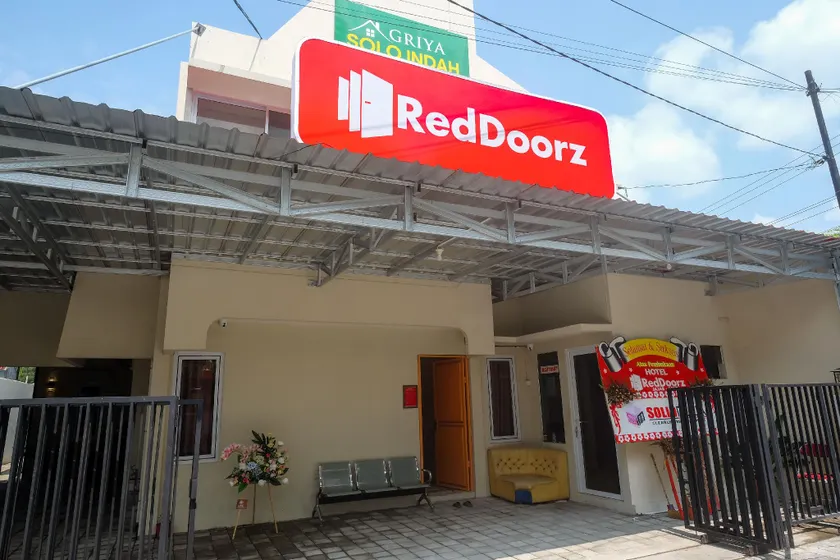 RedDoorz Plus near RS JIH Solo - Image 1