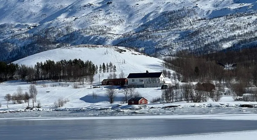 Cozy home near Tromsø close to the sea and mountain's - Image 1