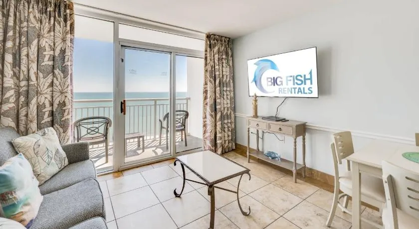 Honeymoon Suite with Direct Oceanfront View Pools - Image 1