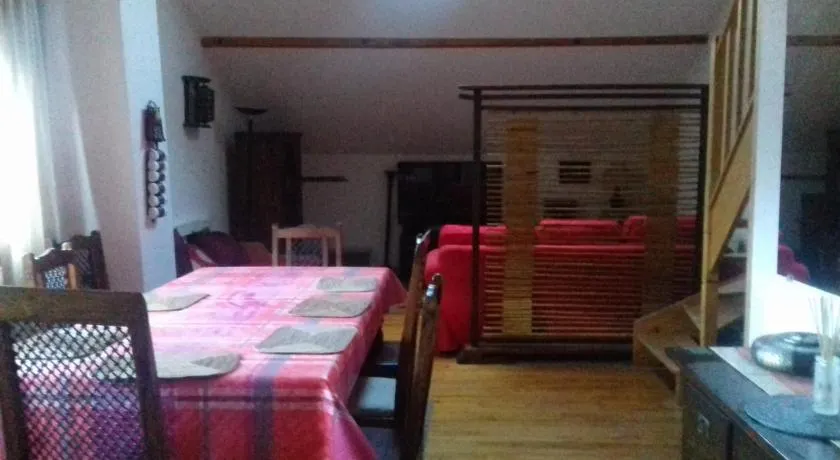 Appartement en loft 50m2 dans maison avec chambre en mezzanine et canapes lits dans salon - Image 1
