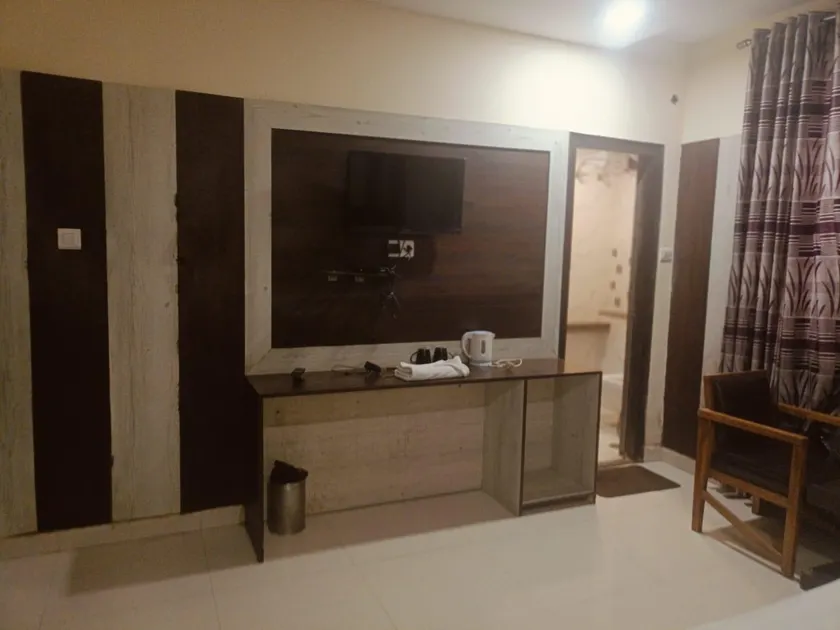 Hotel Pragati Inn - Image 1