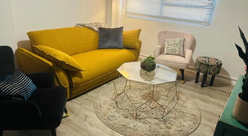 Chic Retreat in Granville - steps to train ! - Image 1
