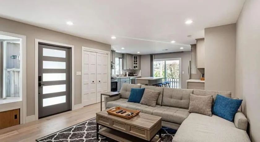 Newly rebuilt ultra clean designer home - Image 1