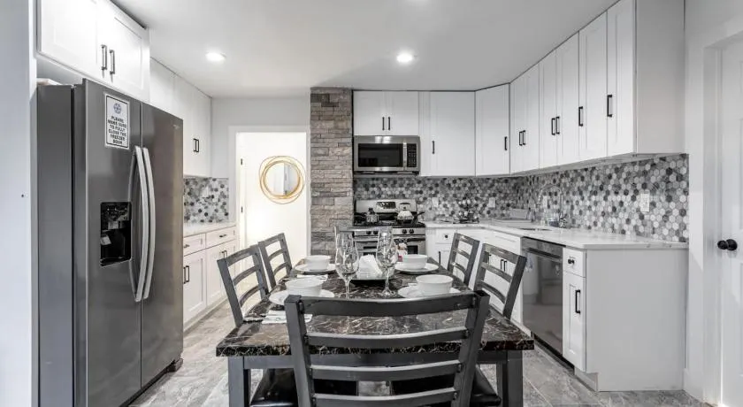Modern 4BR 2BA 9 Beds NYC MetLife Free Parking - Image 1