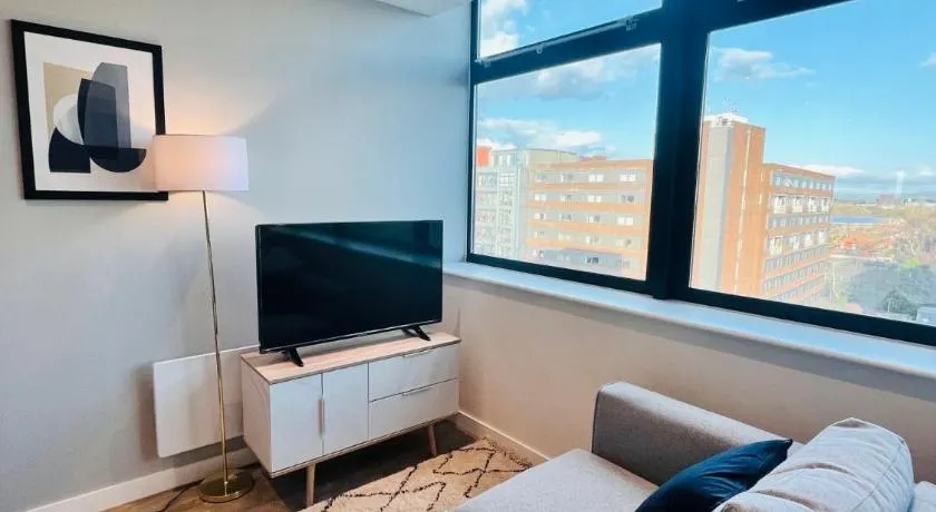 Stylish studio apartment near to Old Trafford stadium - Image 1