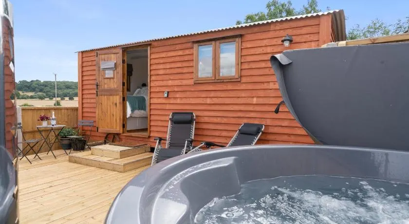 Outbak Shepherds Hut - Image 1