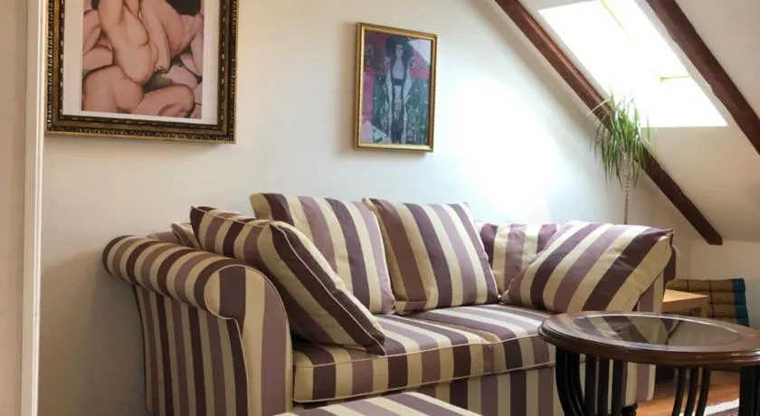 Park Apartment - Image 1
