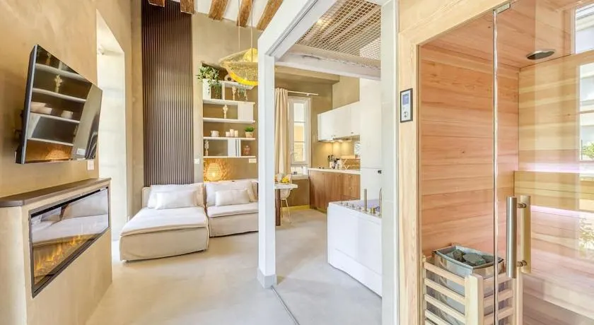 Luxury Suite - Jacuzzi et Sauna - Image 1
