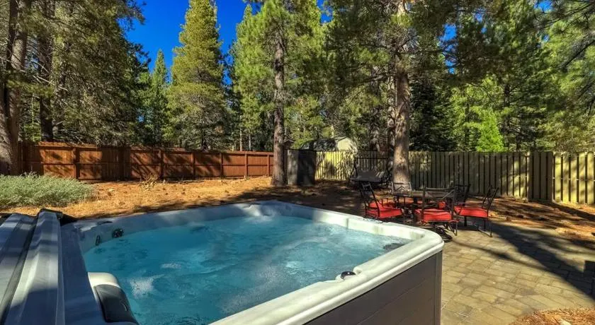 Bear Cub Cabin - Pets - Hot tub - Arcade Game - Image 1