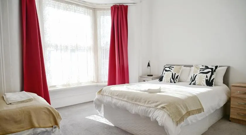 Shirley House 1, Guest House, Self Catering, Self Check in with smart locks, use of Fully Equipped Kitchen, Walking Distance to Southampton Central, Excellent Transport Links, Ideal for Longer Stays - Image 1