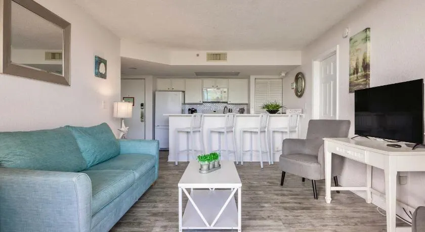 Tortuga Suite at Sunrise Suites Resort - Heated Pool, Hot Tub & Free Parking - Image 1