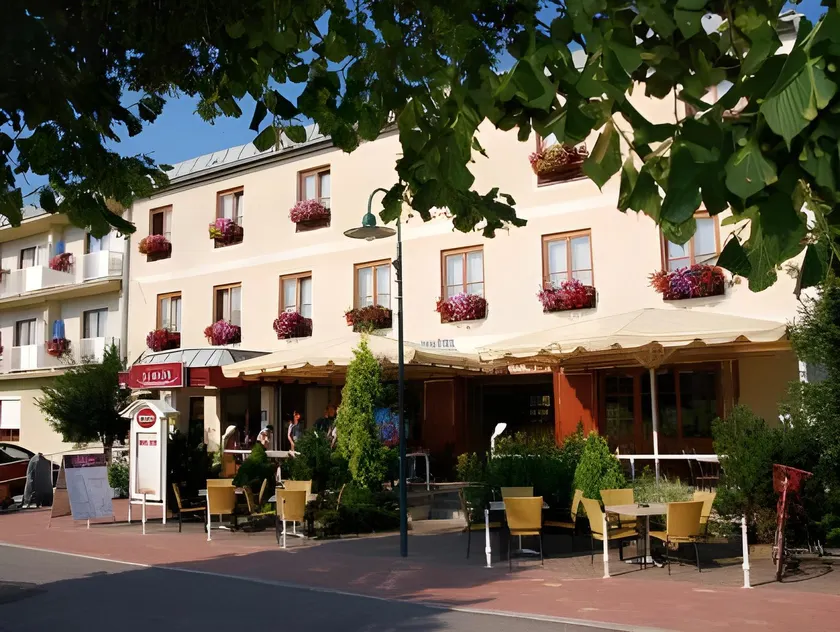 Simon - Hotel & Café - Image 1