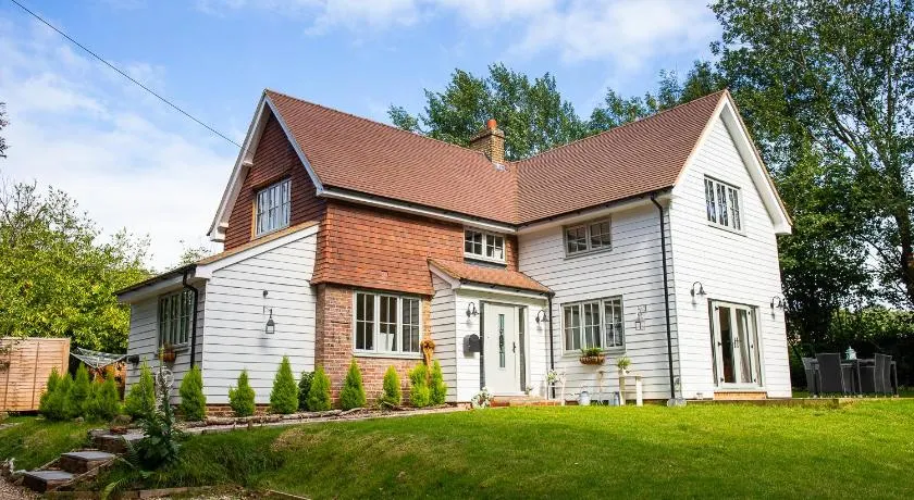 5Bed-10Guests-Fireplace-HotTub-Pets ok-Parking - Image 1