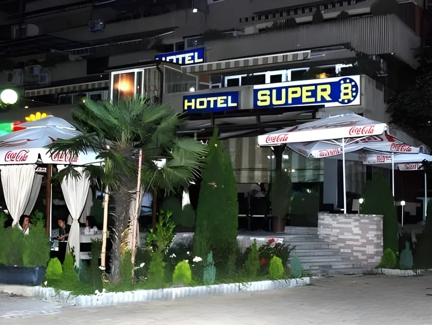 Hotel Super 8 - Image 1