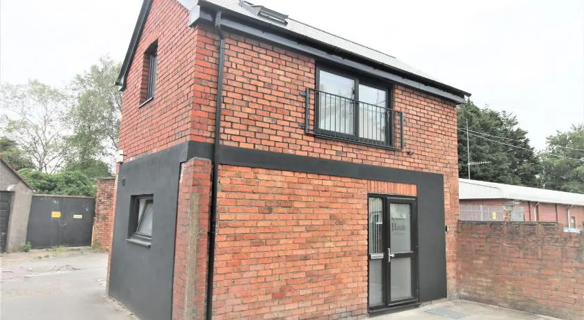 The Coach House - Free Private Parking - by Property Promise - Image 1