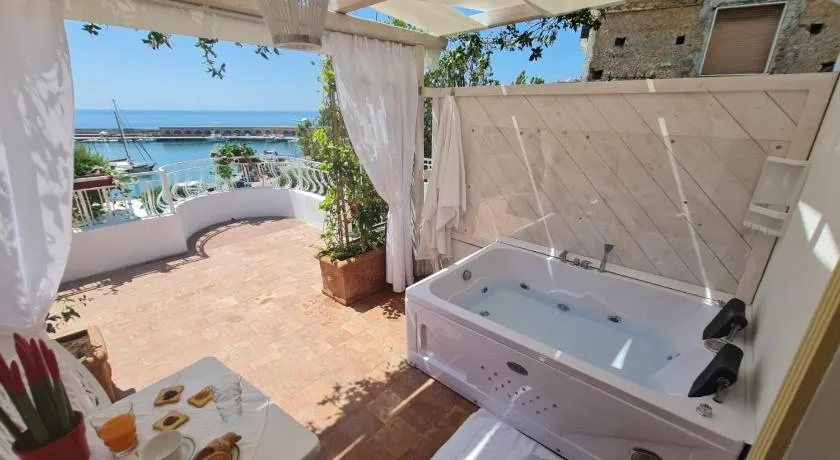 luxury B&B SUITE JACUZZI VILLA FILOMENA - Image 1
